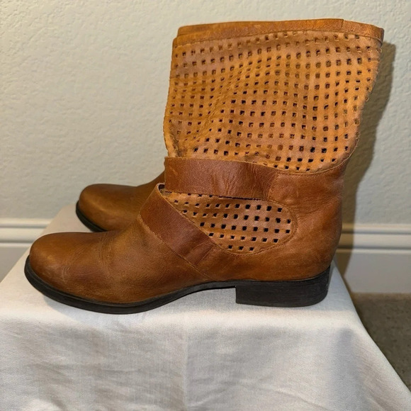 Steve Madden Perforated Hole Booties Buckle Size 7.5 Cognac Ankle Shoe - Picture 2 of 11